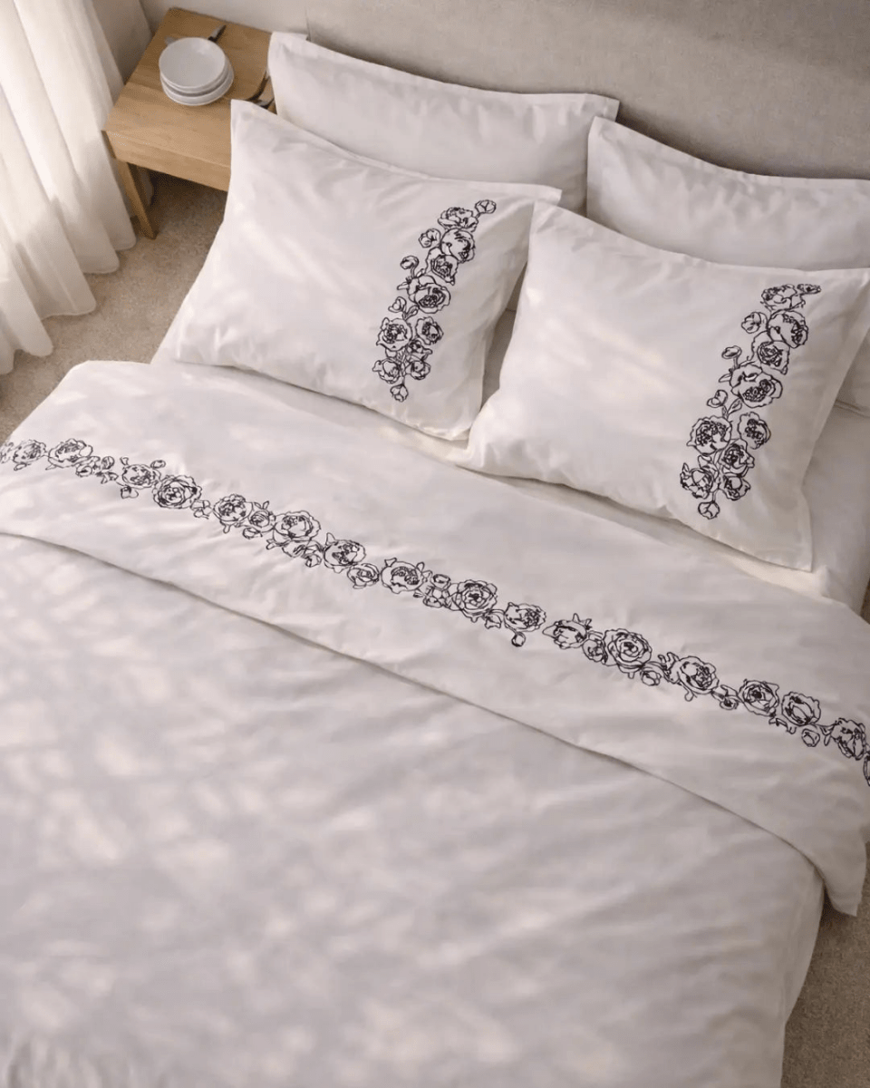 Pościel satynowa haftowana z merceryzowanej bawełny tureckiej 140 g/m² – biała z szarym haftem piwonii | Kolekcja Haftowana Wivanco Bedding