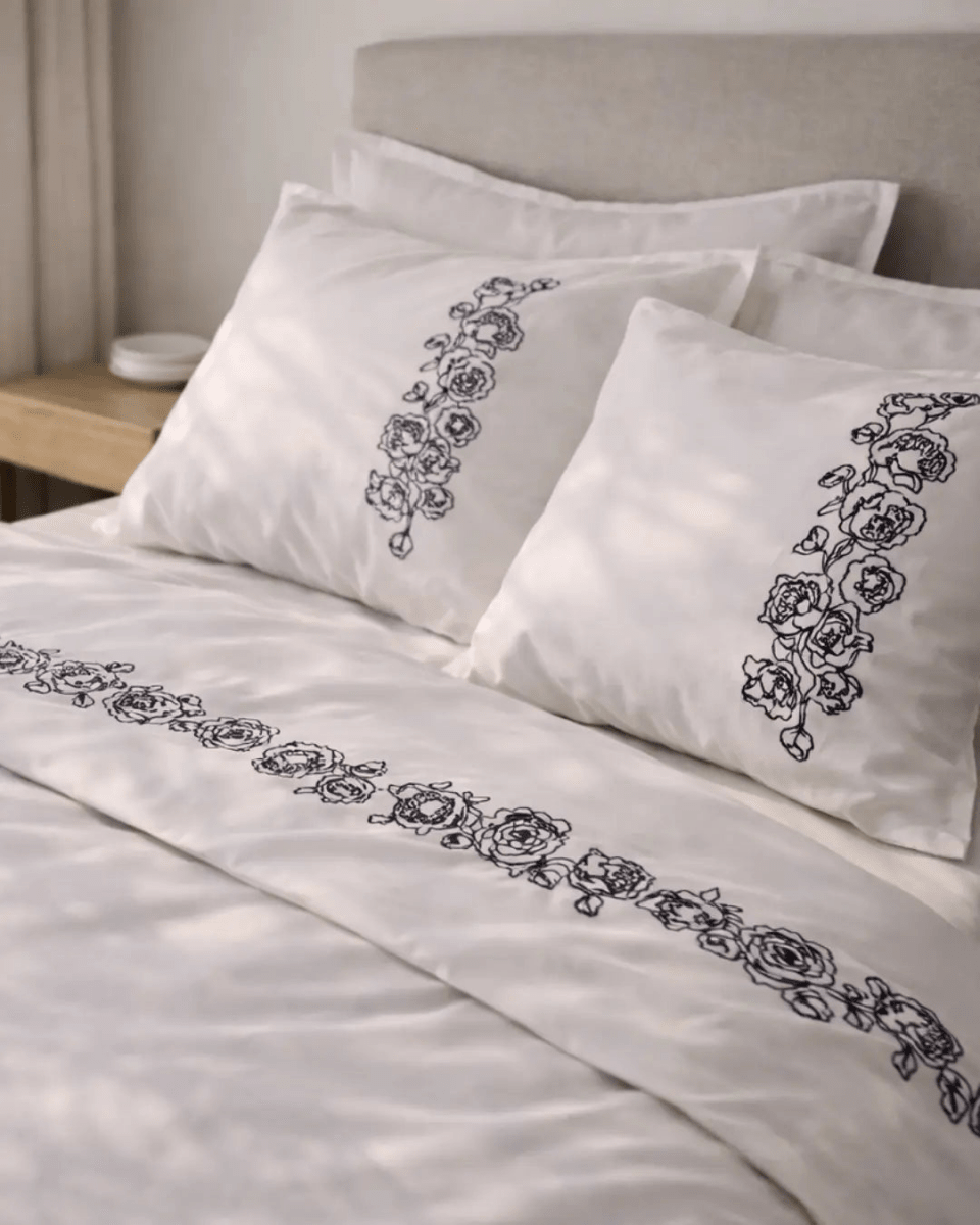 Pościel satynowa haftowana z merceryzowanej bawełny tureckiej 140 g/m² – biała z szarym haftem piwonii | Kolekcja Haftowana Wivanco Bedding