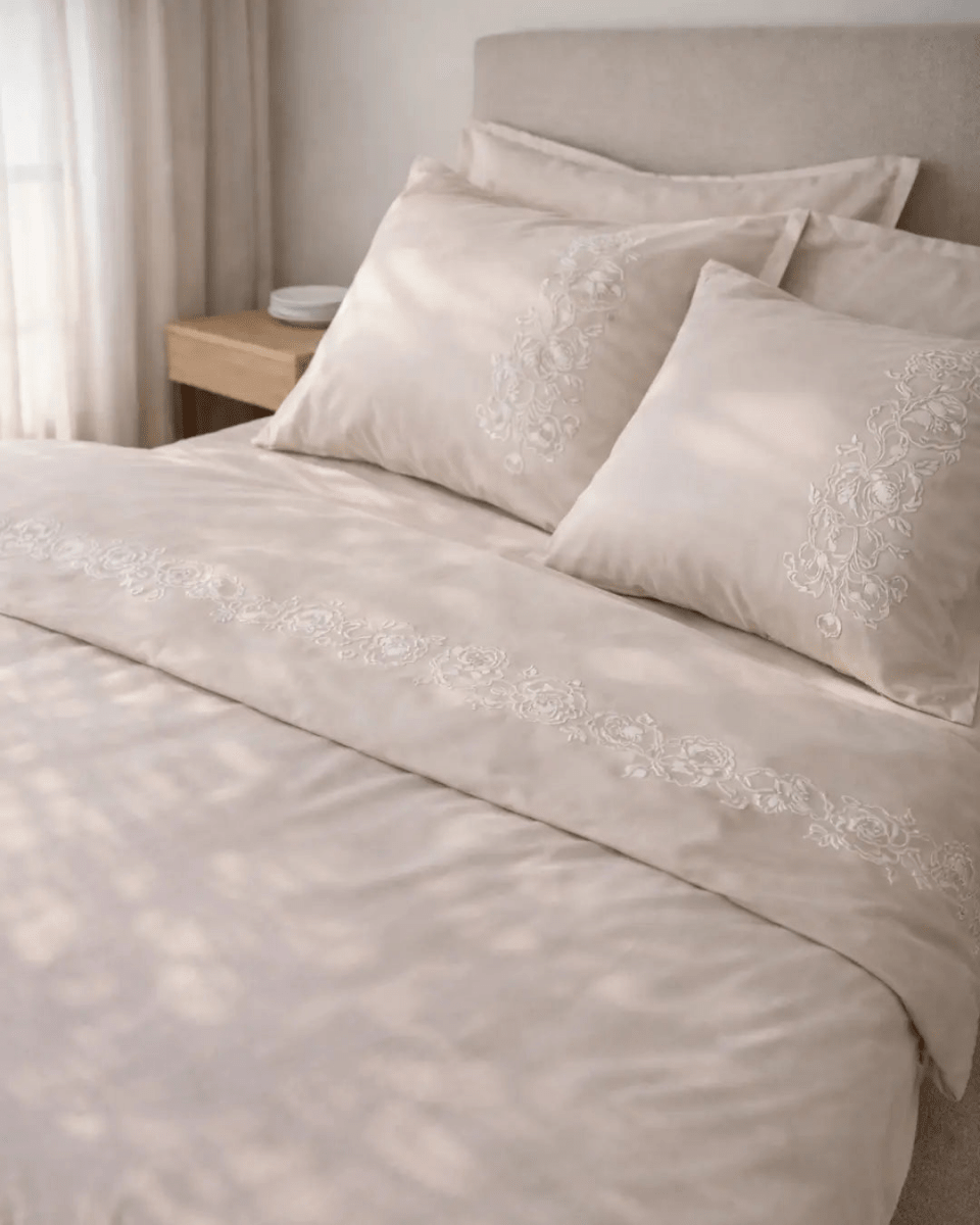 Pościel satynowa haftowana z merceryzowanej bawełny tureckiej 140 g/m² – latte z haftem piwonii | Kolekcja Haftowana Wivanco Bedding