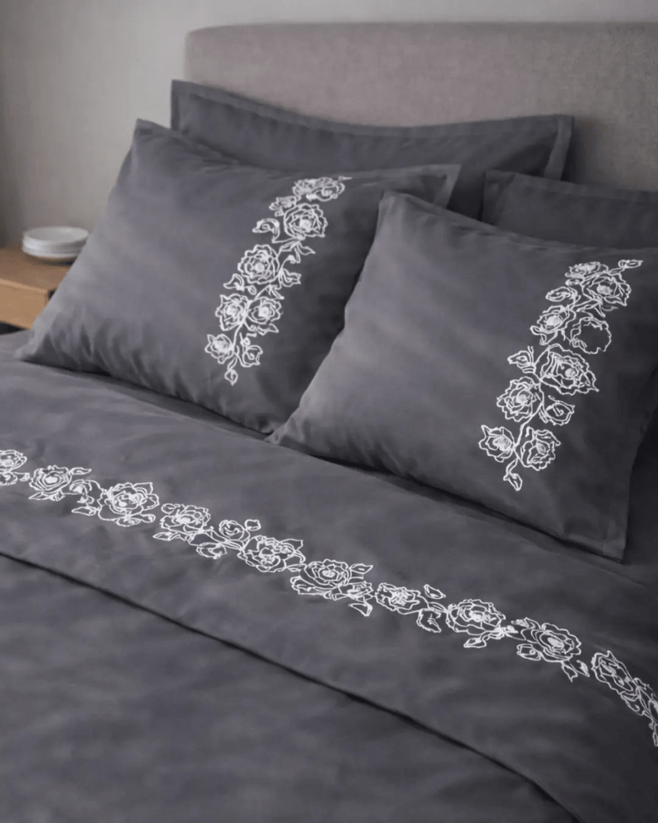 Pościel satynowa haftowana z merceryzowanej bawełny tureckiej 140 g/m² – ciemnoszara z białym haftem piwonii | Kolekcja Haftowana Wivanco Bedding