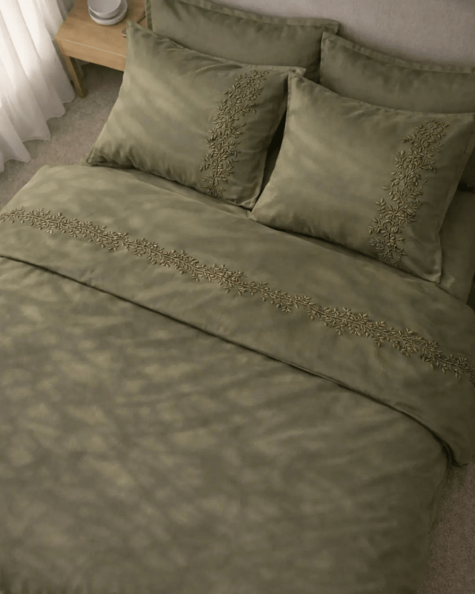 Pościel satynowa haftowana z merceryzowanej bawełny tureckiej 140 g/m² – oliwkowa z haftem gałązek | Kolekcja Haftowana Wivanco Bedding
