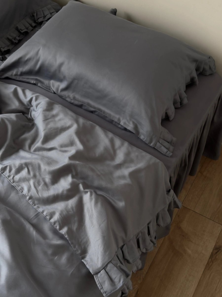 Pościel satynowa z merceryzowanej bawełny tureckiej 140 g/m² – ciemnoszara z falbanką | Kolekcja Falbanki Wivanco Bedding
