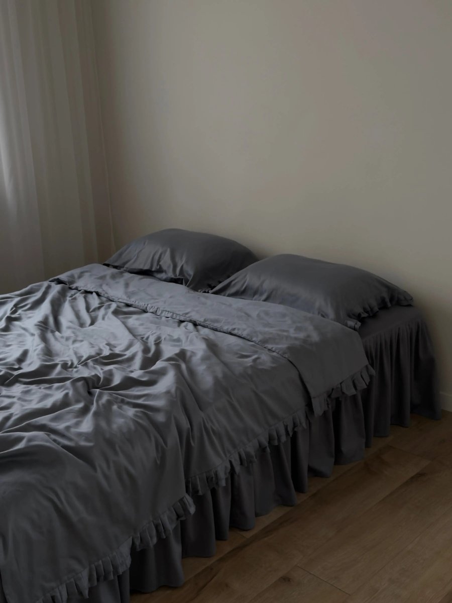 Pościel satynowa z merceryzowanej bawełny tureckiej 140 g/m² – ciemnoszara z falbanką | Kolekcja Falbanki Wivanco Bedding