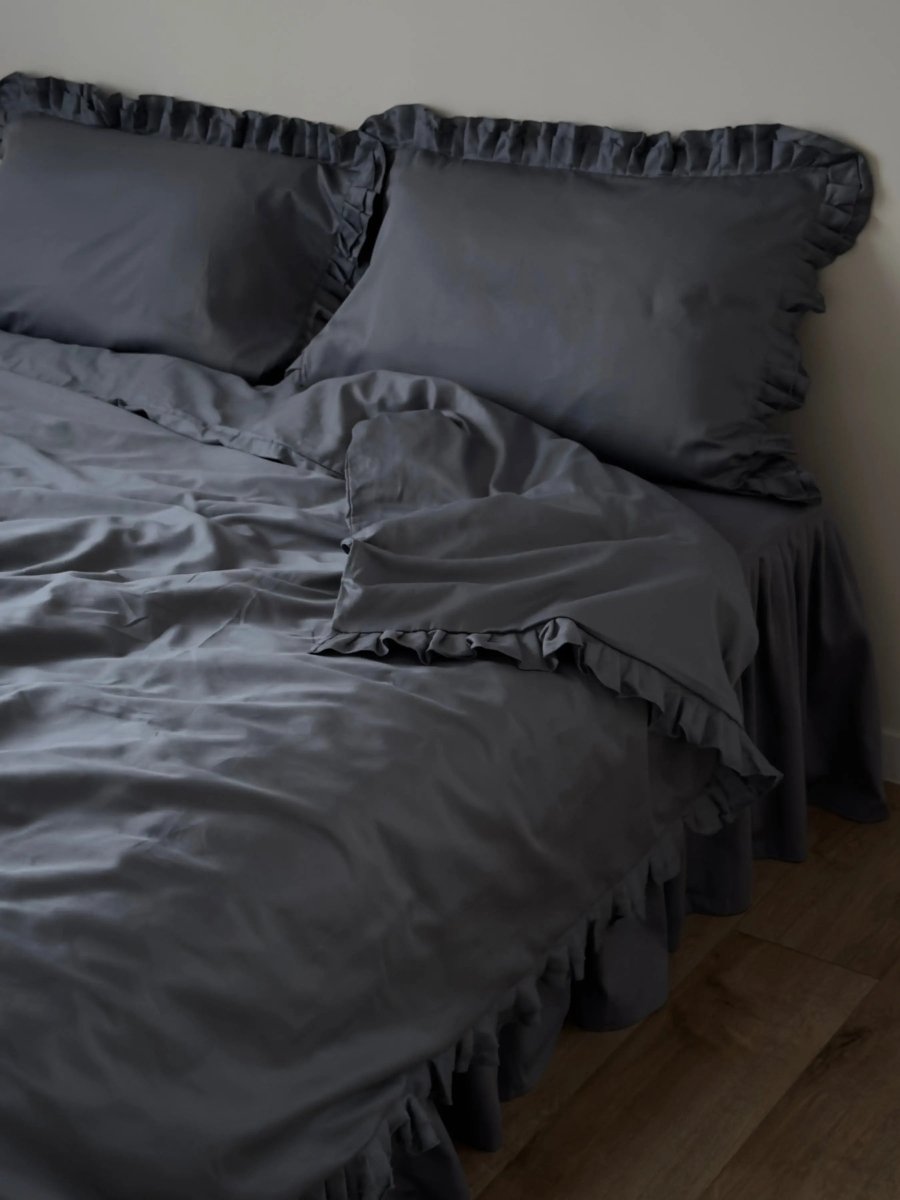 Pościel satynowa z merceryzowanej bawełny tureckiej 140 g/m² – ciemnoszara z falbanką | Kolekcja Falbanki Wivanco Bedding
