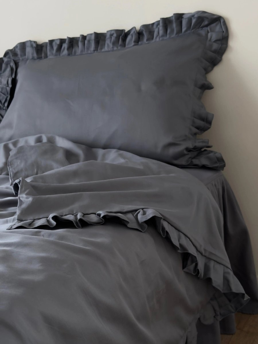 Pościel satynowa z merceryzowanej bawełny tureckiej 140 g/m² – ciemnoszara z falbanką | Kolekcja Falbanki Wivanco Bedding