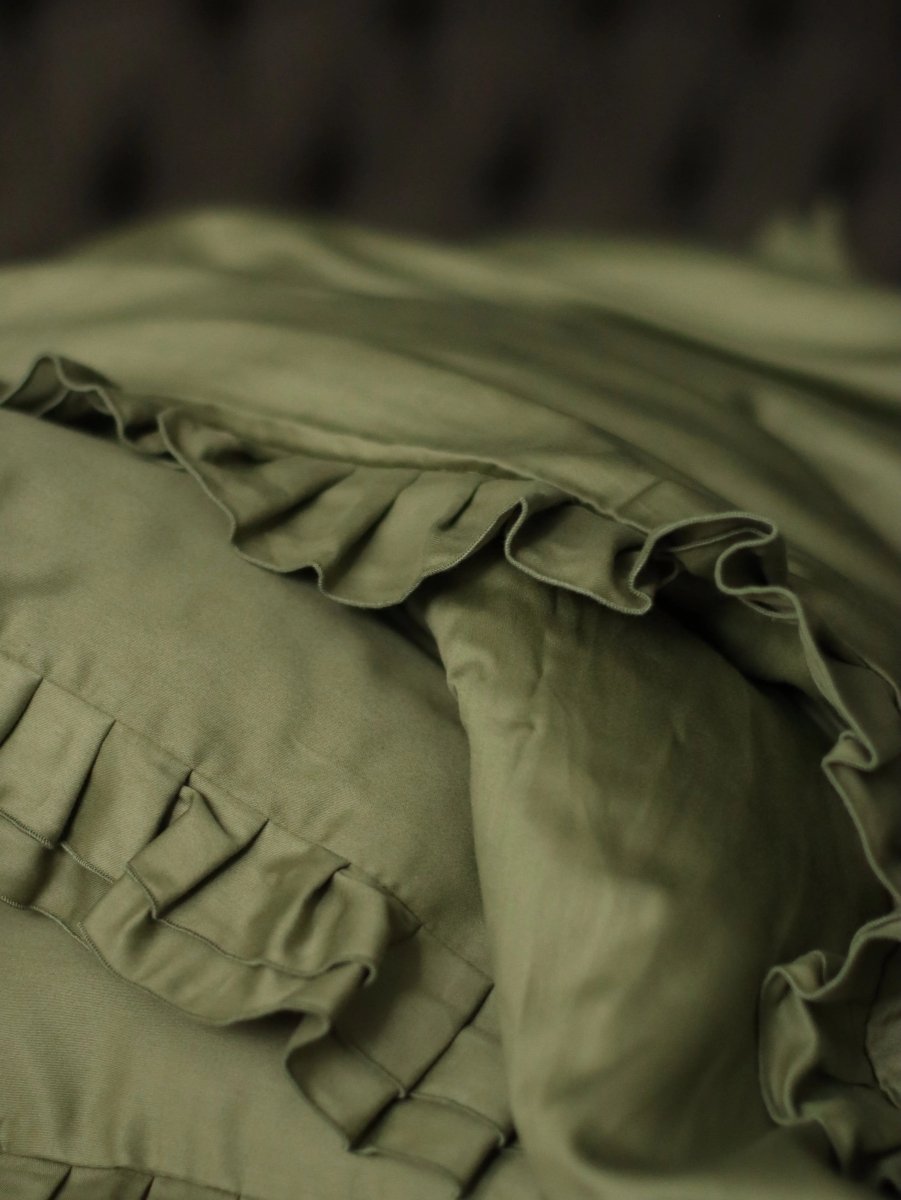 Pościel satynowa z merceryzowanej bawełny tureckiej 140 g/m² – oliwkowa zieleń z falbanką | Kolekcja Falbanki Wivanco Bedding
