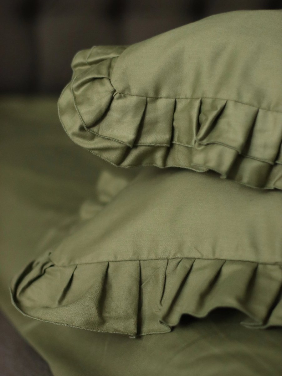 Pościel satynowa z merceryzowanej bawełny tureckiej 140 g/m² – oliwkowa zieleń z falbanką | Kolekcja Falbanki Wivanco Bedding