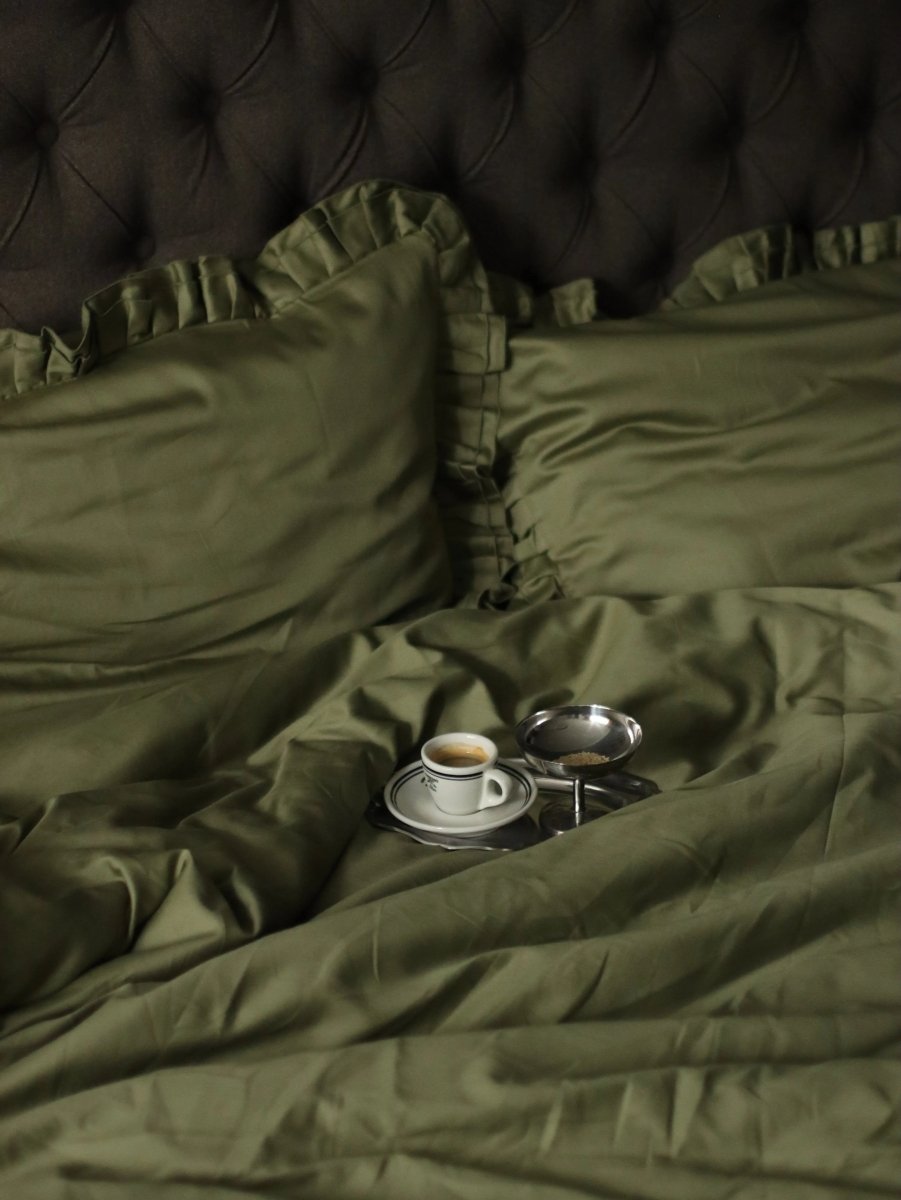 Pościel satynowa z merceryzowanej bawełny tureckiej 140 g/m² – oliwkowa zieleń z falbanką | Kolekcja Falbanki Wivanco Bedding
