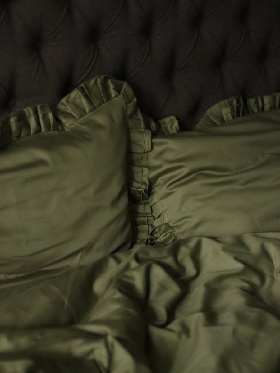 Pościel satynowa z merceryzowanej bawełny tureckiej 140 g/m² – oliwkowa zieleń z falbanką | Kolekcja Falbanki Wivanco Bedding