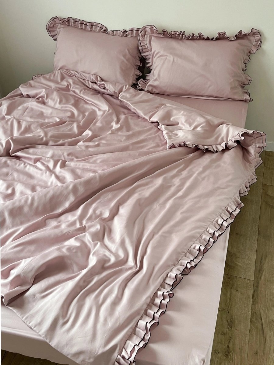 Pościel satynowa z merceryzowanej bawełny tureckiej 140 g/m² – różowa z czarną lamówką i falbanką | Kolekcja Falbanki Wivanco Bedding
