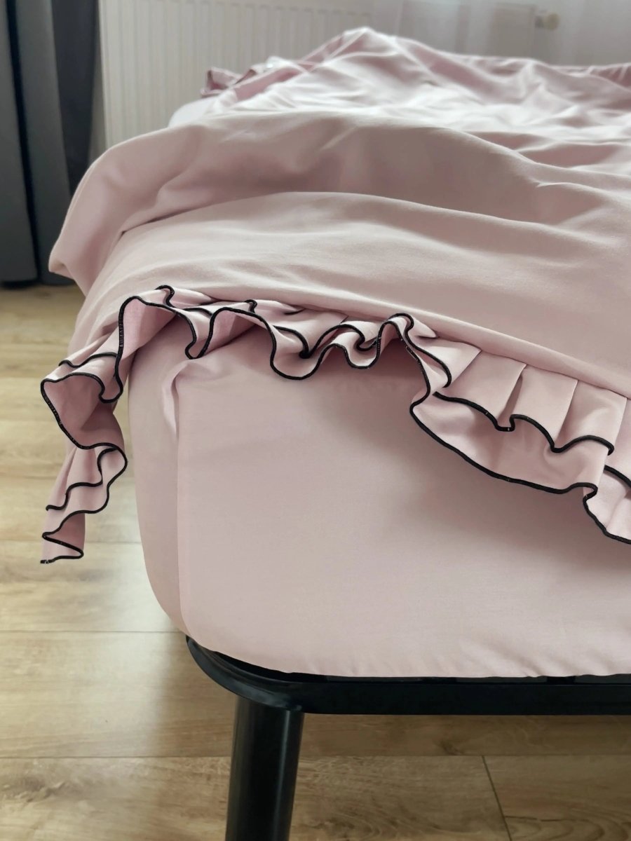 Pościel satynowa z merceryzowanej bawełny tureckiej 140 g/m² – różowa z czarną lamówką i falbanką | Kolekcja Falbanki Wivanco Bedding