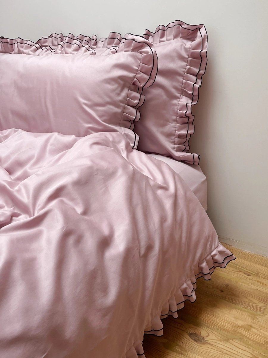 Pościel satynowa z merceryzowanej bawełny tureckiej 140 g/m² – różowa z czarną lamówką i falbanką | Kolekcja Falbanki Wivanco Bedding