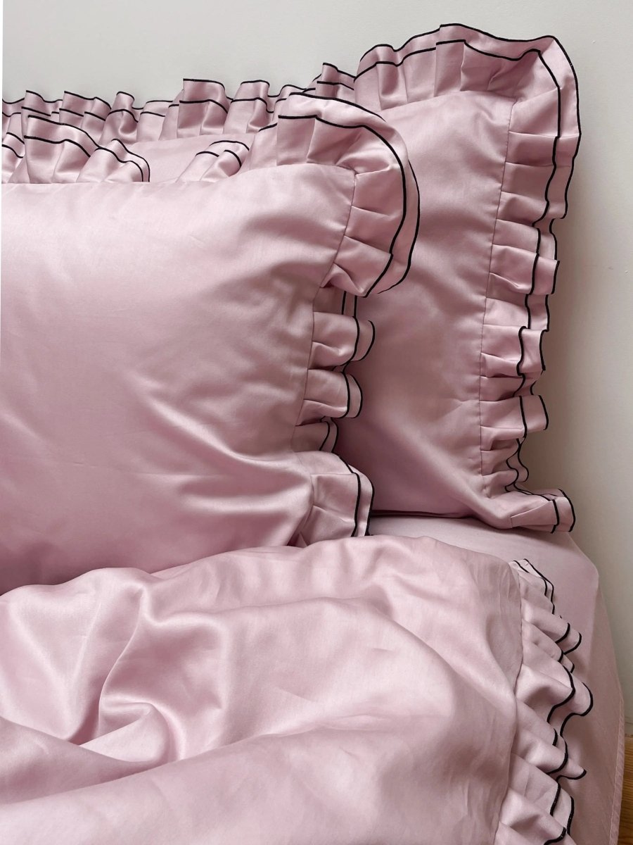 Pościel satynowa z merceryzowanej bawełny tureckiej 140 g/m² – różowa z czarną lamówką i falbanką | Kolekcja Falbanki Wivanco Bedding