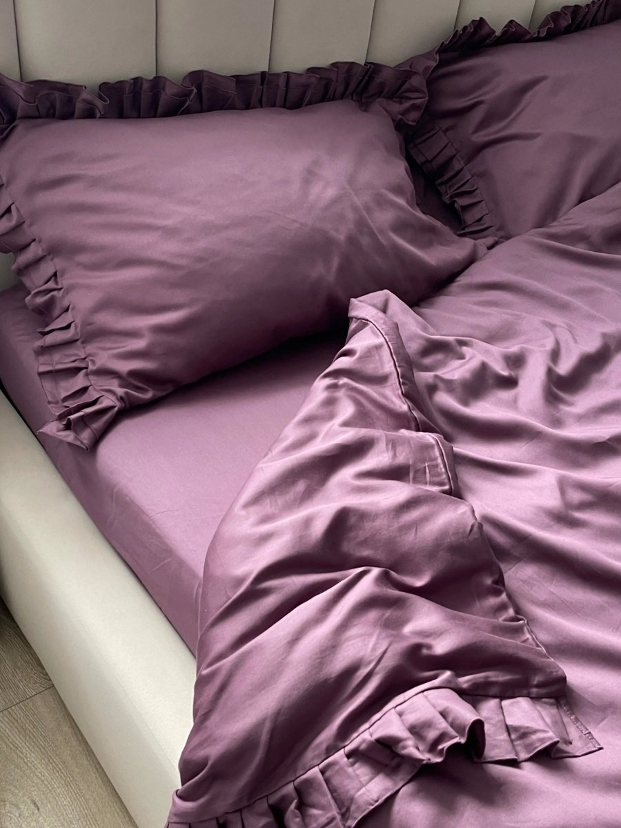 Pościel satynowa z merceryzowanej bawełny tureckiej 140 g/m² – śliwkowa (śliwka) z falbanką | Kolekcja Falbanki Wivanco Bedding