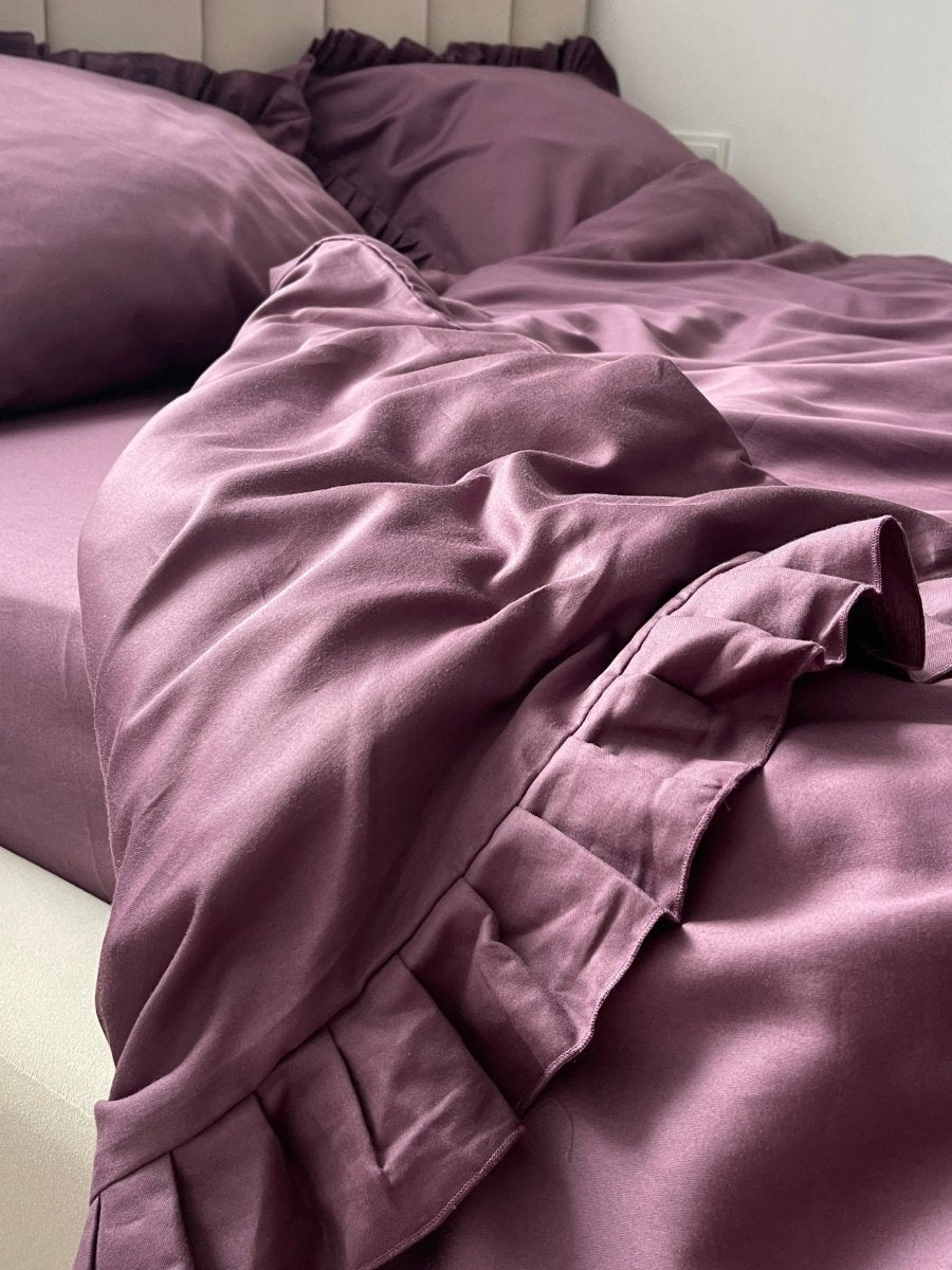 Pościel satynowa z merceryzowanej bawełny tureckiej 140 g/m² – śliwkowa (śliwka) z falbanką | Kolekcja Falbanki Wivanco Bedding