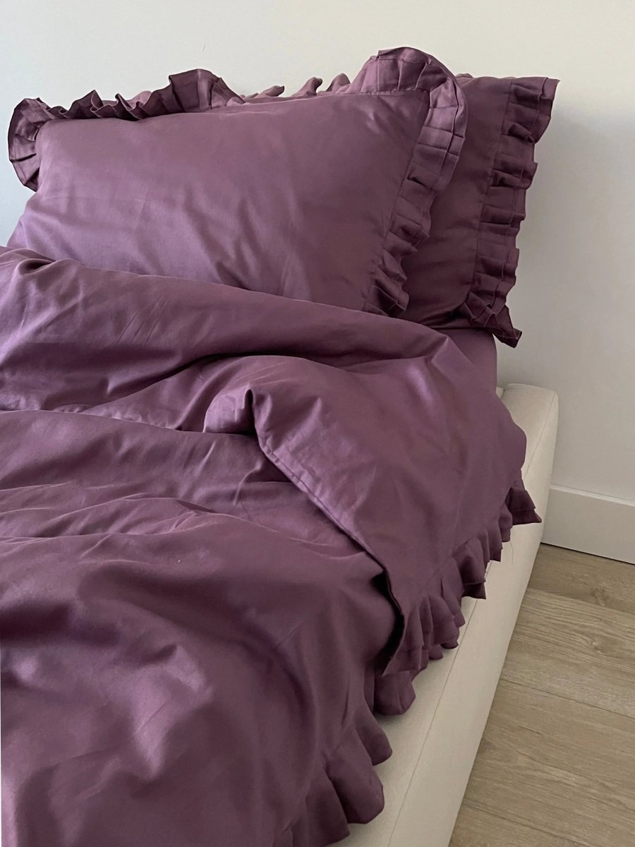 Pościel satynowa z merceryzowanej bawełny tureckiej 140 g/m² – śliwkowa (śliwka) z falbanką | Kolekcja Falbanki Wivanco Bedding