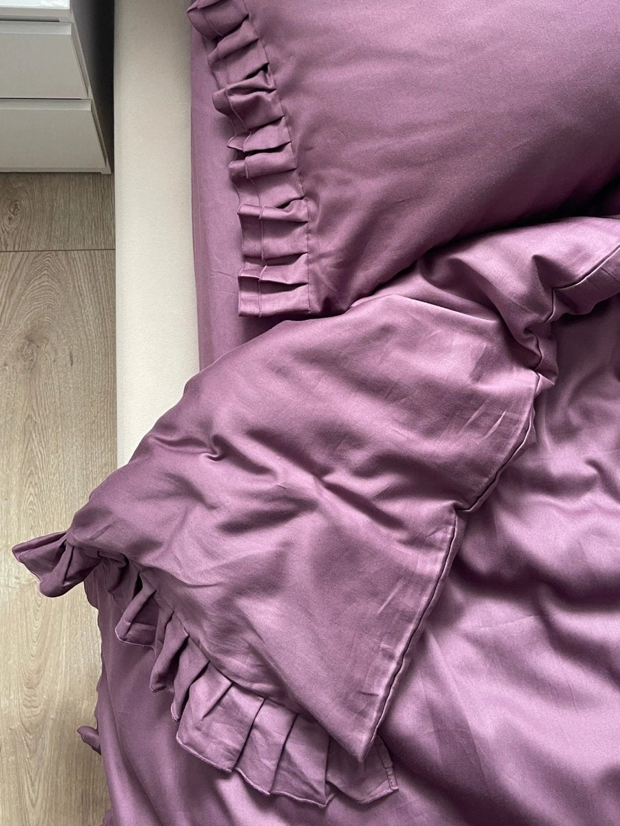 Pościel satynowa z merceryzowanej bawełny tureckiej 140 g/m² – śliwkowa (śliwka) z falbanką | Kolekcja Falbanki Wivanco Bedding