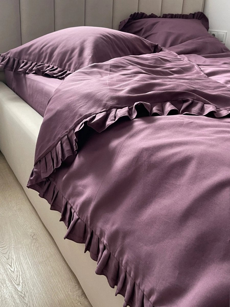 Pościel satynowa z merceryzowanej bawełny tureckiej 140 g/m² – śliwkowa (śliwka) z falbanką | Kolekcja Falbanki Wivanco Bedding