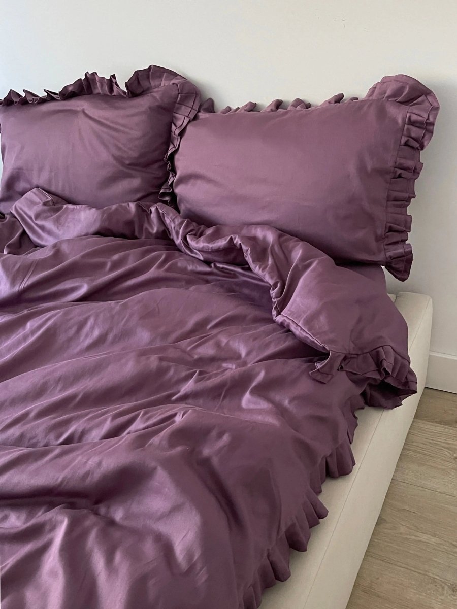 Pościel satynowa z merceryzowanej bawełny tureckiej 140 g/m² – śliwkowa (śliwka) z falbanką | Kolekcja Falbanki Wivanco Bedding