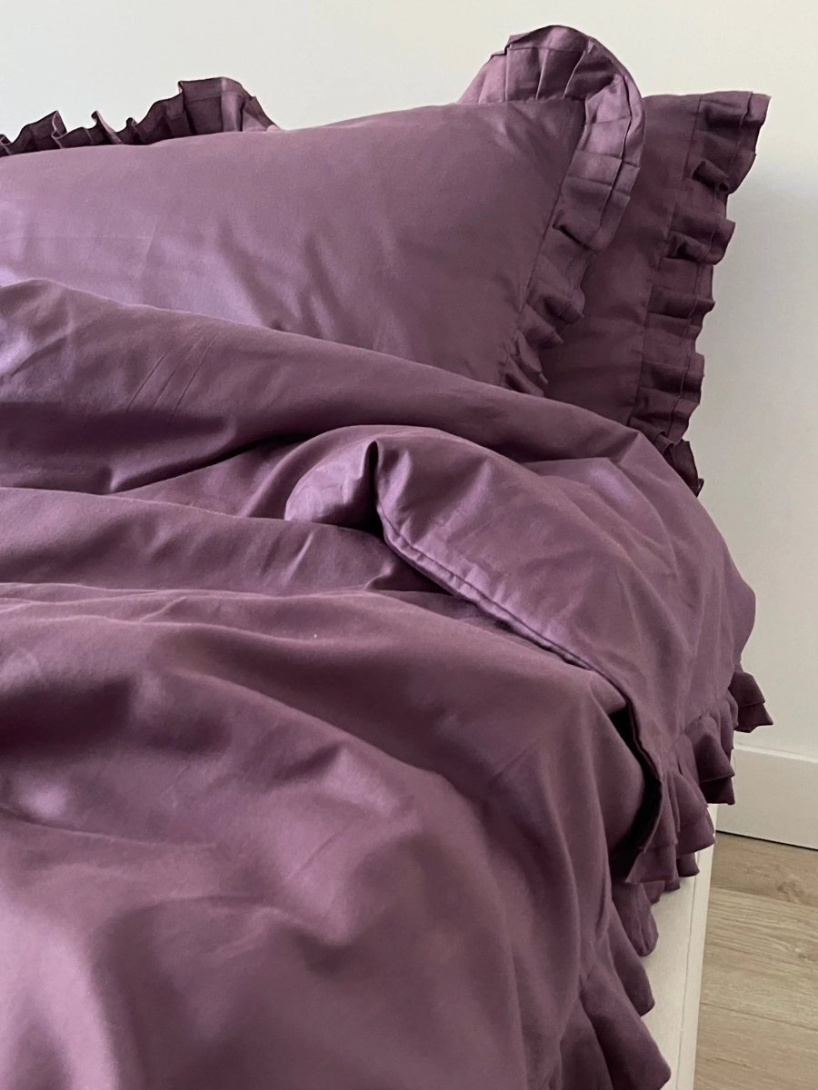 Pościel satynowa z merceryzowanej bawełny tureckiej 140 g/m² – śliwkowa (śliwka) z falbanką | Kolekcja Falbanki Wivanco Bedding