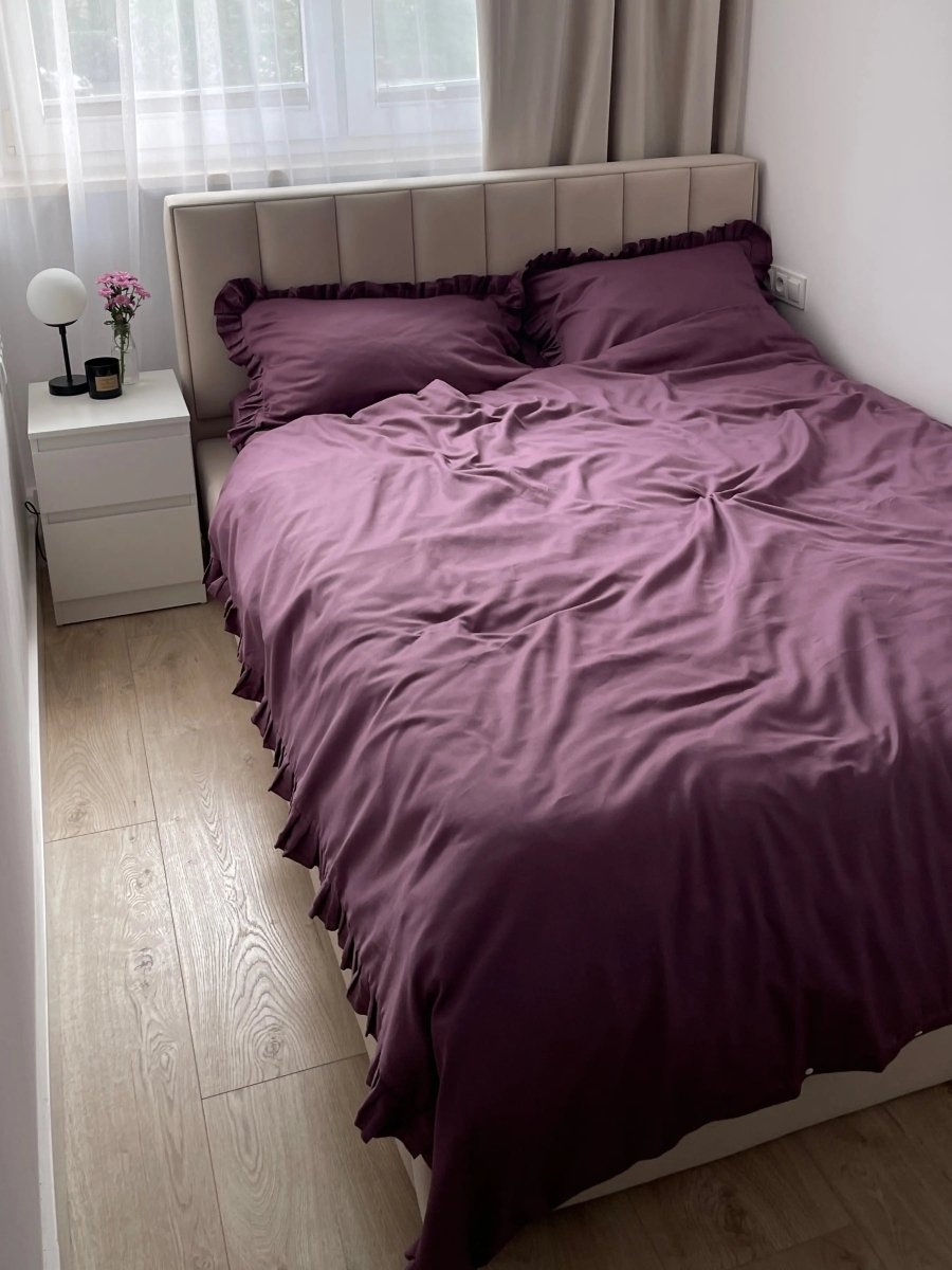 Pościel satynowa z merceryzowanej bawełny tureckiej 140 g/m² – śliwkowa (śliwka) z falbanką | Kolekcja Falbanki Wivanco Bedding