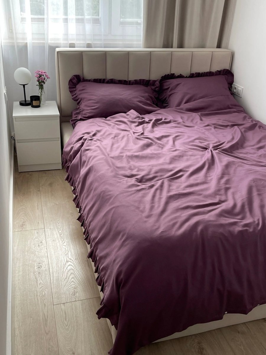 Pościel satynowa z merceryzowanej bawełny tureckiej 140 g/m² – śliwkowa (śliwka) z falbanką | Kolekcja Falbanki Wivanco Bedding