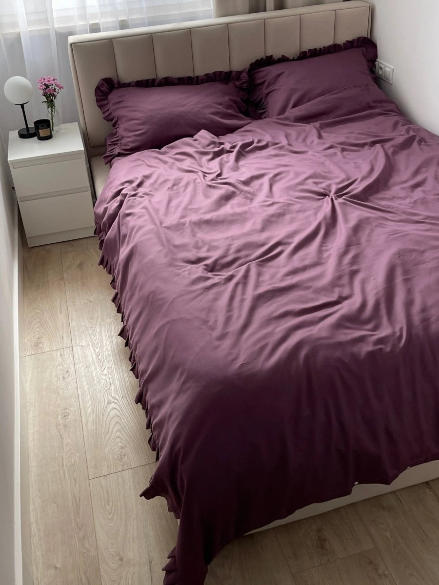Pościel satynowa z merceryzowanej bawełny tureckiej 140 g/m² – śliwkowa (śliwka) z falbanką | Kolekcja Falbanki Wivanco Bedding