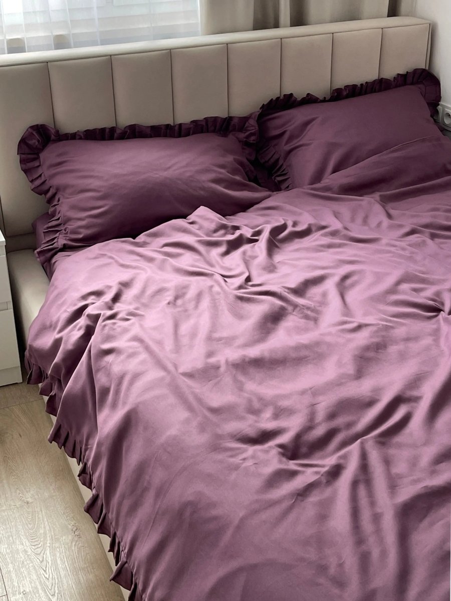Pościel satynowa z merceryzowanej bawełny tureckiej 140 g/m² – śliwkowa (śliwka) z falbanką | Kolekcja Falbanki Wivanco Bedding
