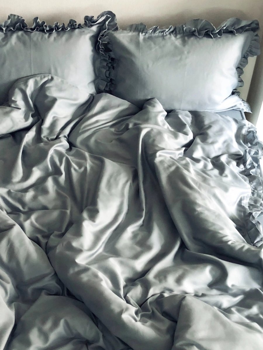 Pościel satynowa z merceryzowanej bawełny tureckiej 140 g/m² – szaro-niebieska z falbanką | Kolekcja Falbanki Wivanco Bedding