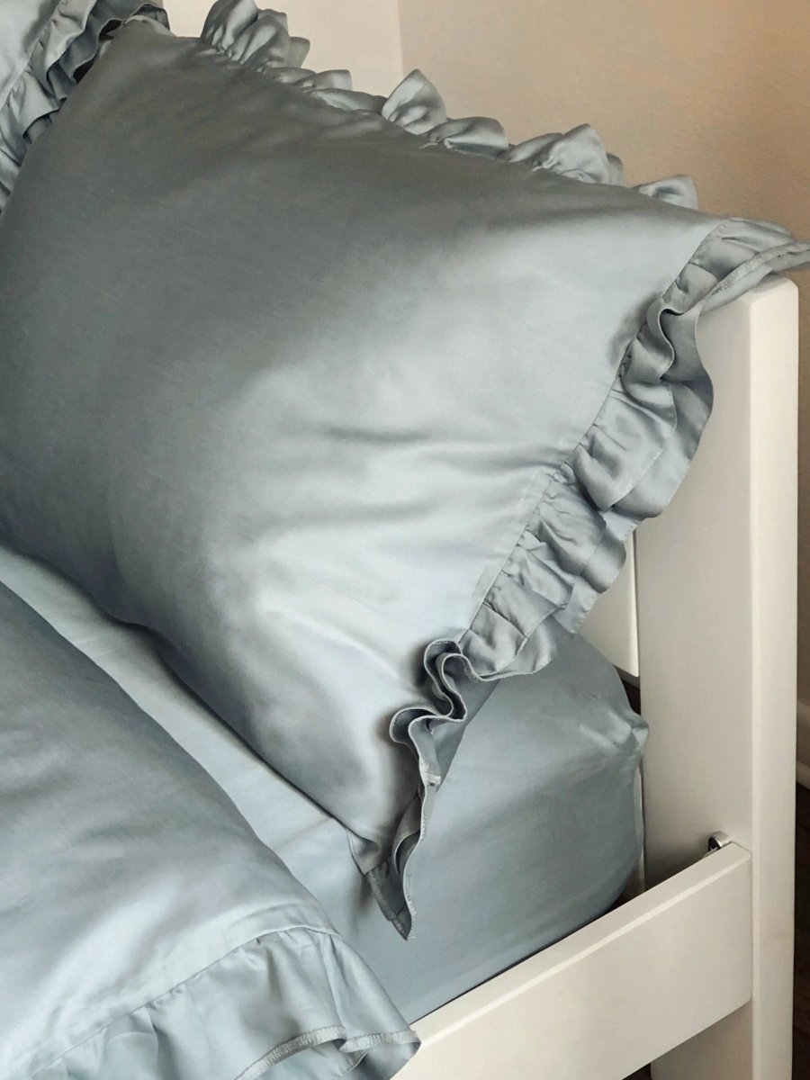Pościel satynowa z merceryzowanej bawełny tureckiej 140 g/m² – szaro-niebieska z falbanką | Kolekcja Falbanki Wivanco Bedding