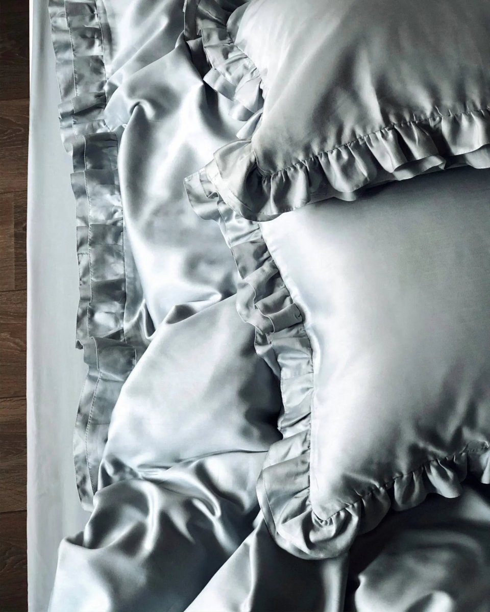Pościel satynowa z merceryzowanej bawełny tureckiej 140 g/m² – szaro-niebieska z falbanką | Kolekcja Falbanki Wivanco Bedding