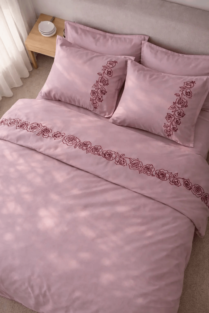 Pościel satynowa haftowana z merceryzowanej bawełny tureckiej 140 g/m² – różowa z bordowym haftem piwonii | Kolekcja Haftowana Wivanco Bedding