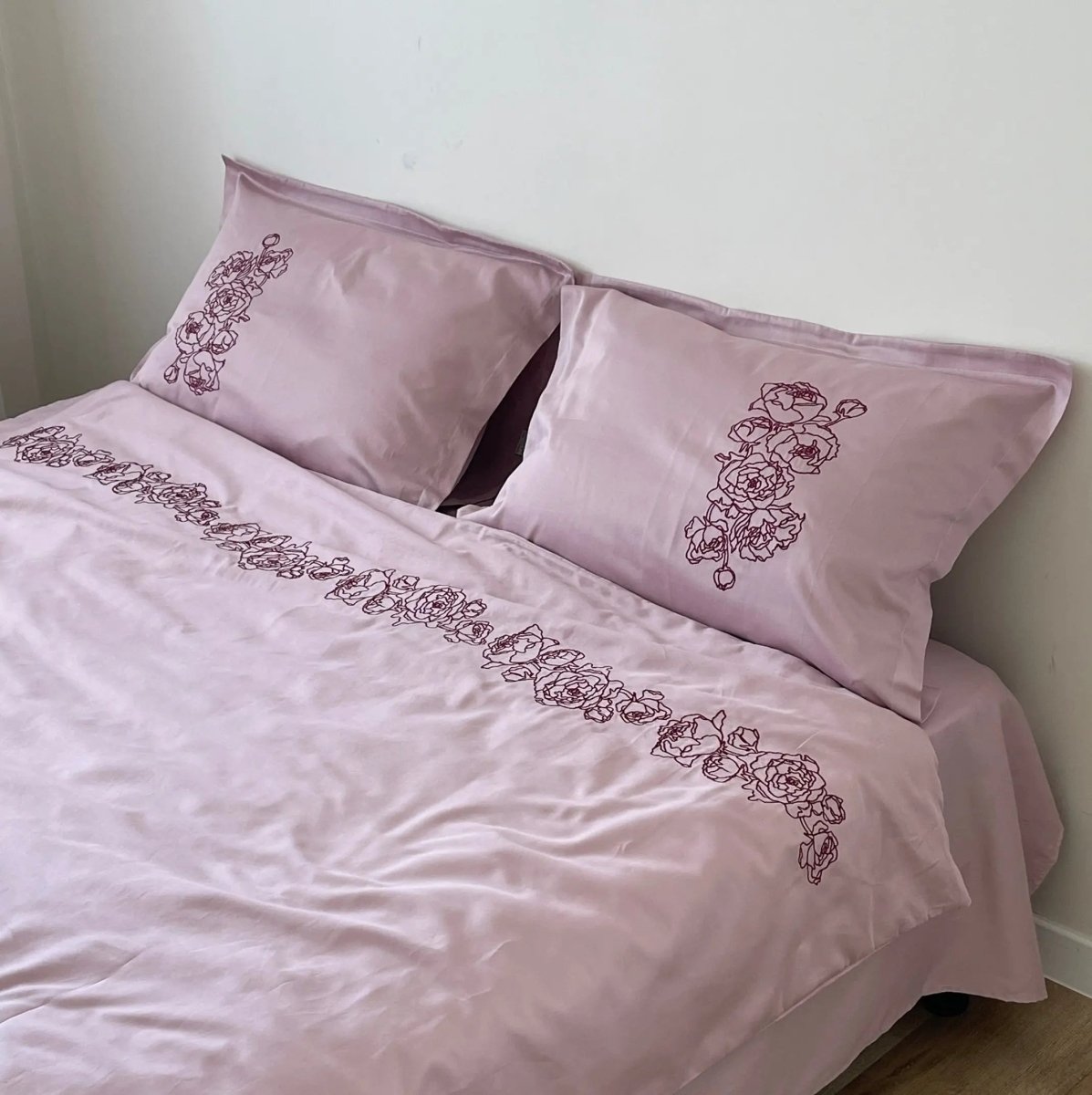 Pościel satynowa haftowana z merceryzowanej bawełny tureckiej 140 g/m² – różowa z bordowym haftem piwonii | Kolekcja Haftowana Wivanco Bedding
