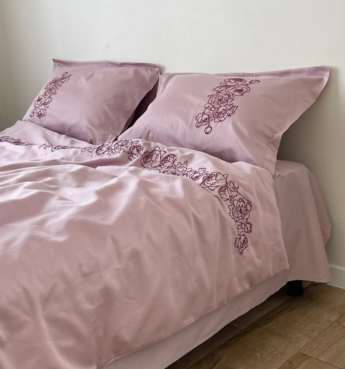 Pościel satynowa haftowana z merceryzowanej bawełny tureckiej 140 g/m² – różowa z bordowym haftem piwonii | Kolekcja Haftowana Wivanco Bedding