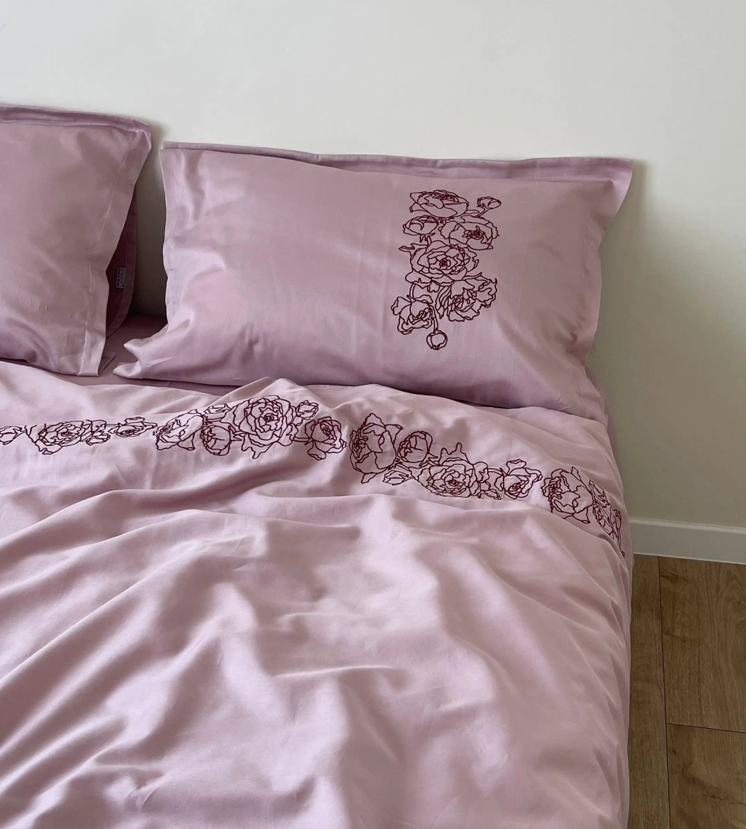 Pościel satynowa haftowana z merceryzowanej bawełny tureckiej 140 g/m² – różowa z bordowym haftem piwonii | Kolekcja Haftowana Wivanco Bedding
